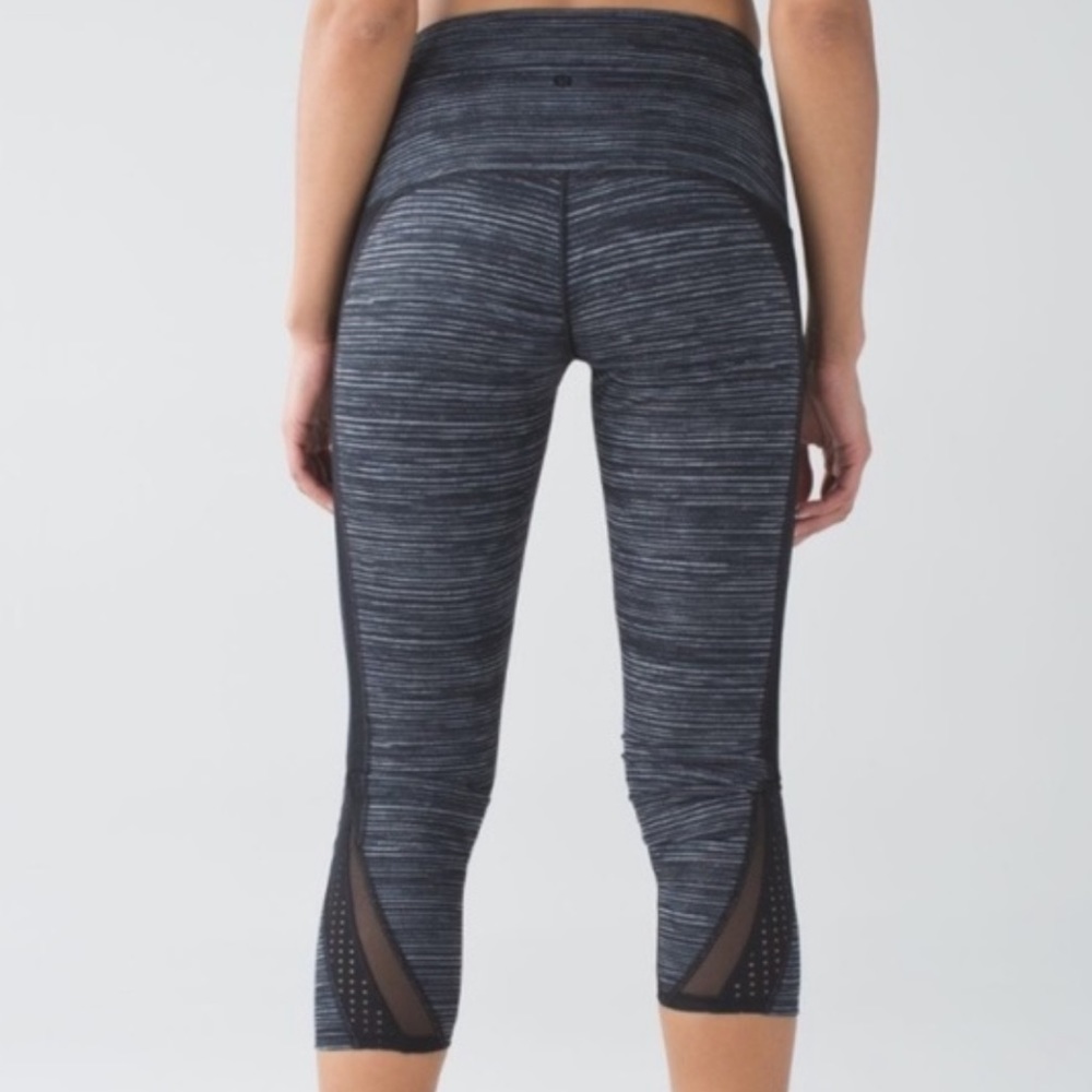 Lululemon High Rise Wunder Under Crop. Size 4.